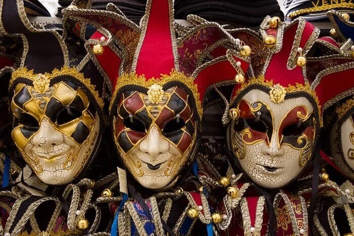 La Magia della Decorazione delle MASCHERE VENEZIANE