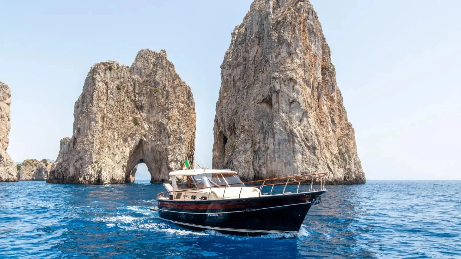 Tour dell'Isola di Capri a bordo del tipico Gozzo Sorrentino